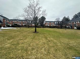 140 Parkview Dr, Teaneck, NJ 07666