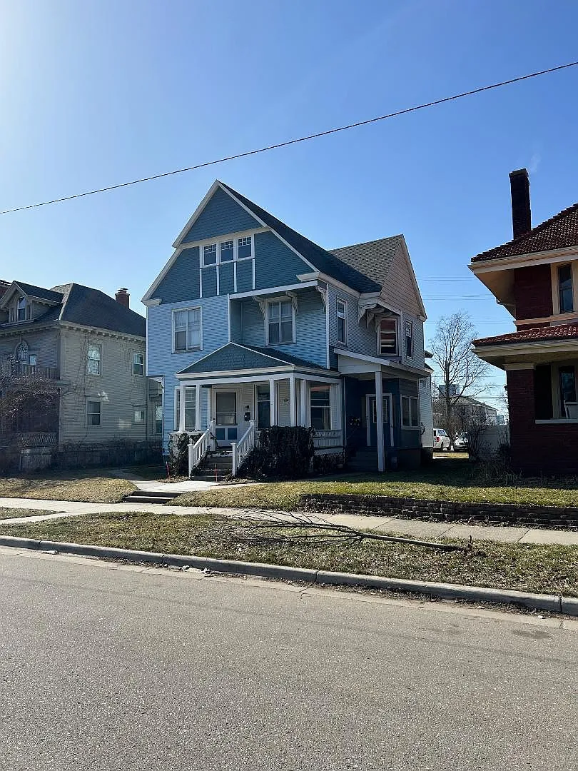 525 Livingston Ave NE — Photo 1