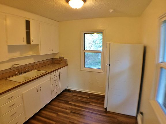 4th image of 1570 Marguerite Ave