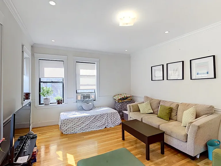 76 Quint Ave — Photo 2