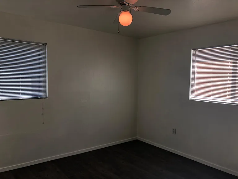907 S Una Ave — Photo 4