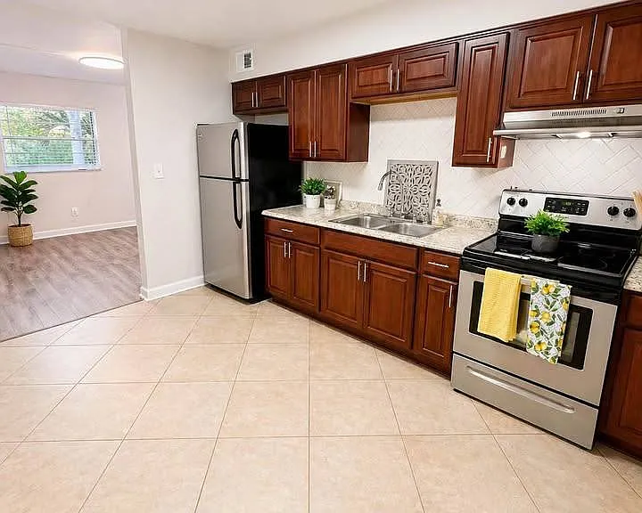 310 S Orleans Ave — Photo 4