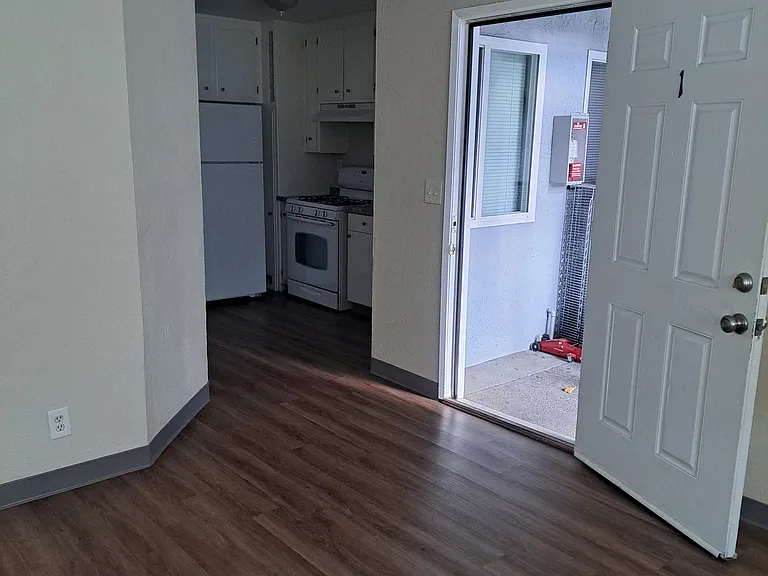 228 W 22nd St #1 — Photo 1