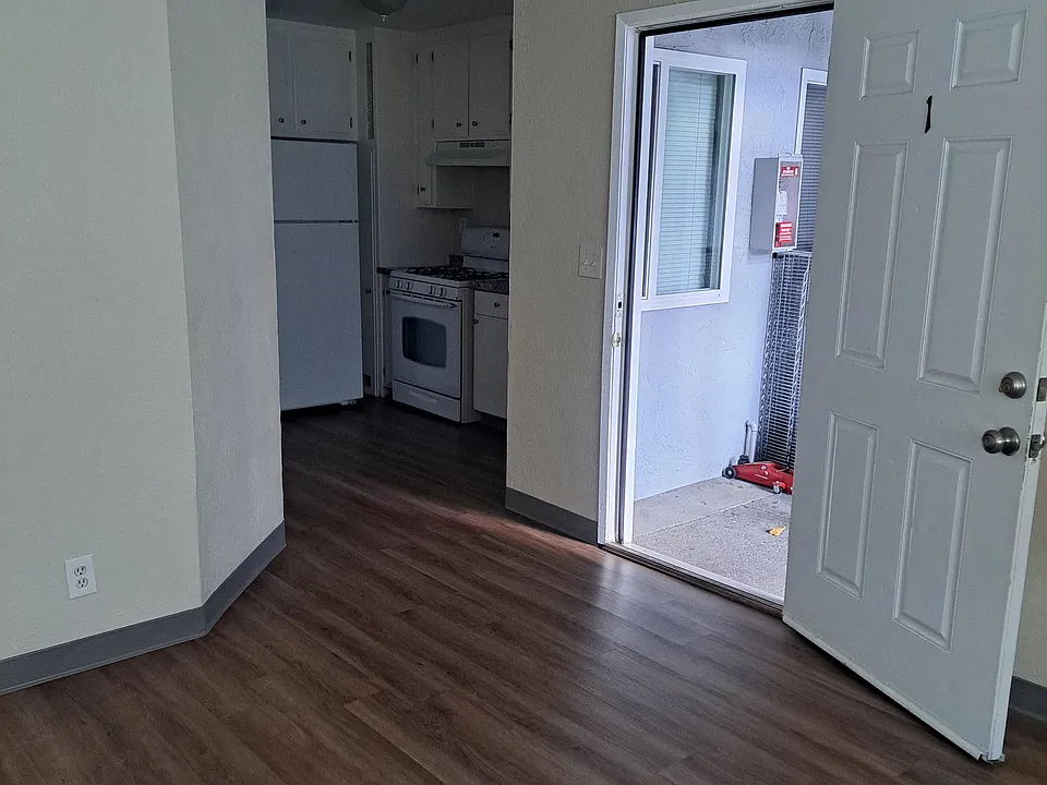228 W 22nd St #1