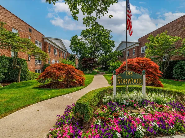 195 N Village Avenue #2D, Rockville Centre, NY 11570