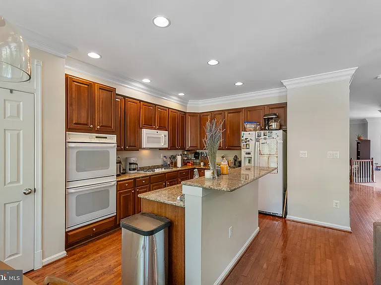 102 Lounsbury Pl — Photo 7
