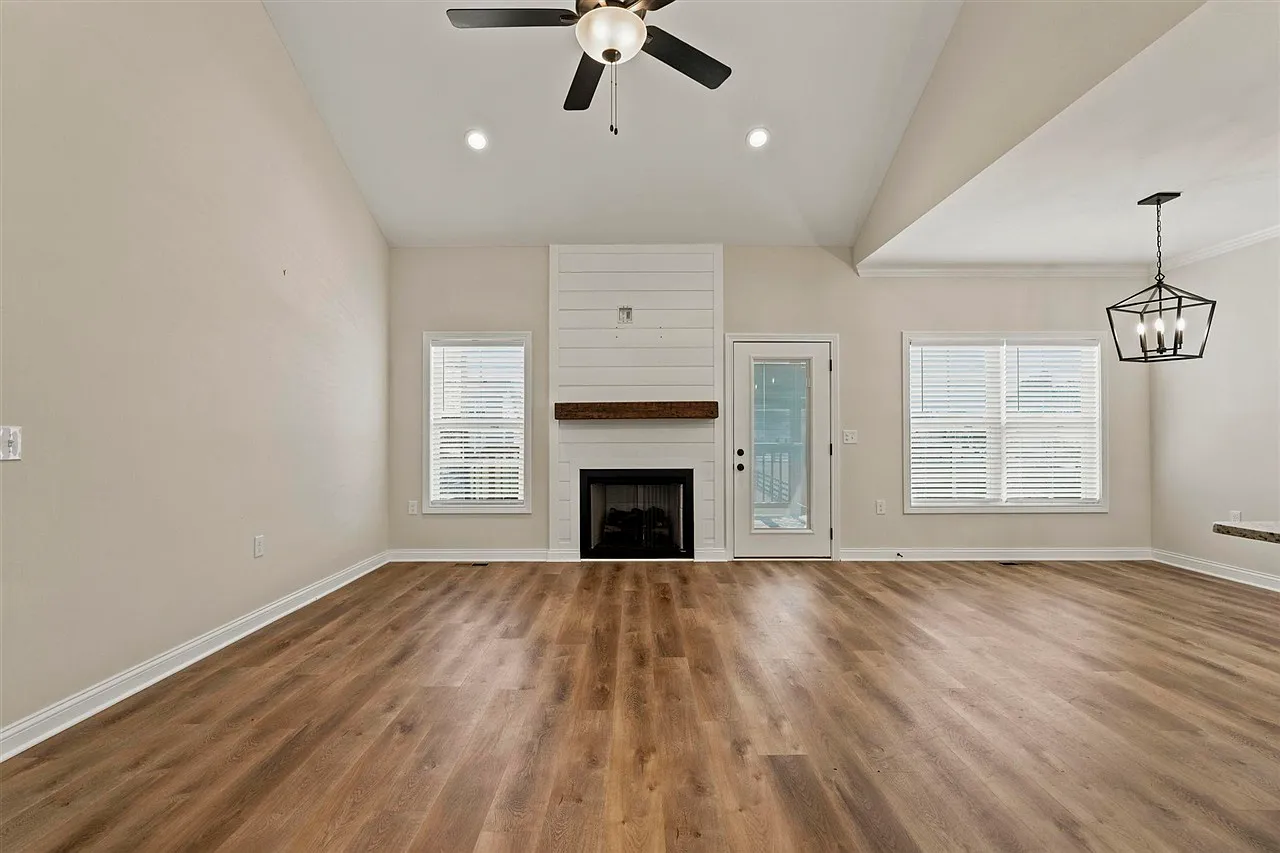 3 bed, 1332 sqft, $2,000 — Photo 2