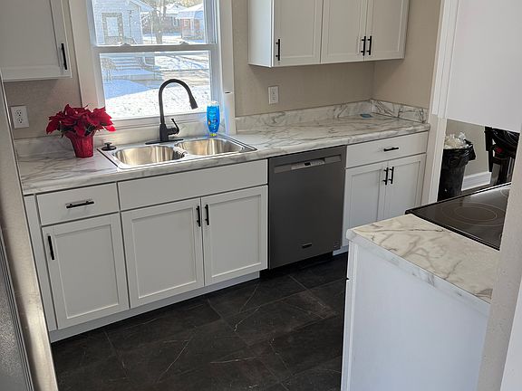 3rd image of 1158 Oak St