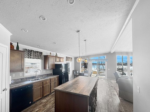 4th image of 7 Robbins Dr