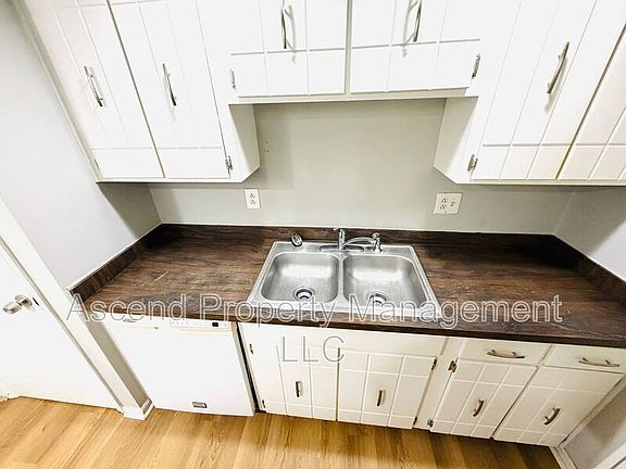 5th image of 2410 Lyndon Ave #15