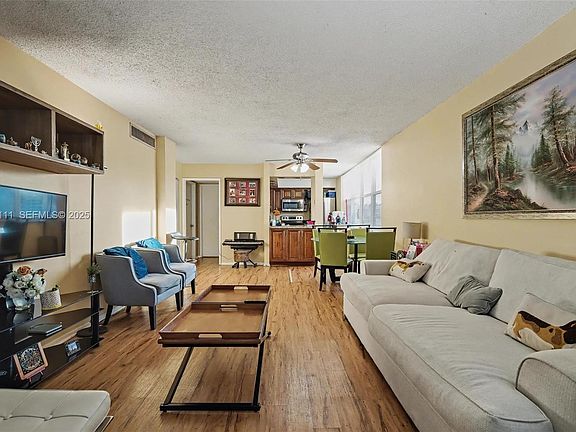 4th image of 9440 Live Oak Pl APT 404