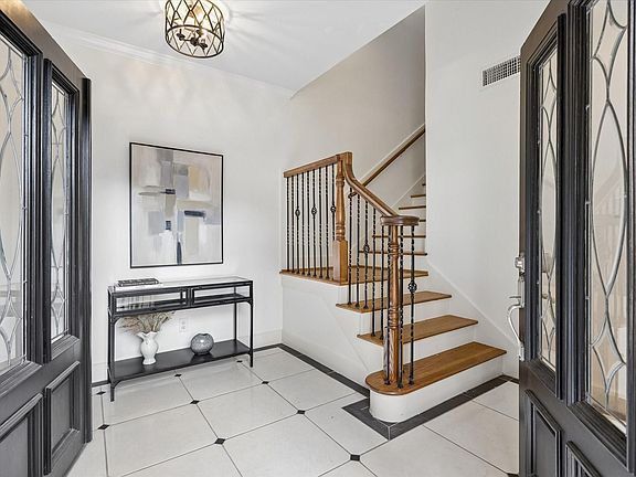 5th image of 622 Knox St