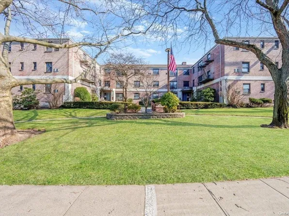 7 Terrace Circle #1B, Great Neck, NY 11021