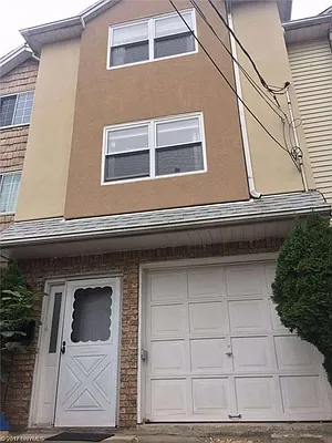 Sold by Momentum Real Estate LLC | media 7