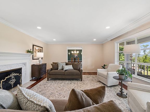 5th image of 735 Laurel Dr
