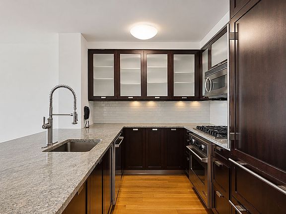 3rd image of 80 Riverside Blvd APT 4X