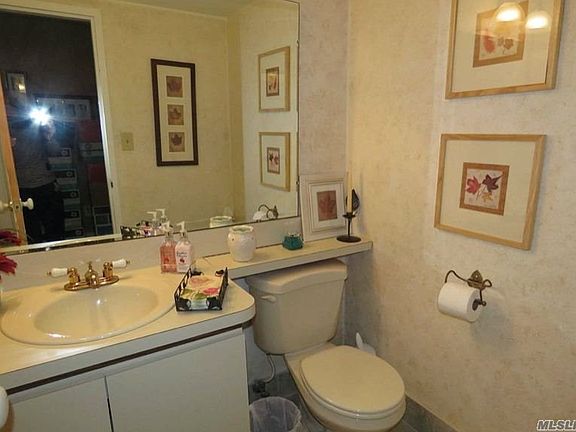 5th image of 374 Clubhouse Ct