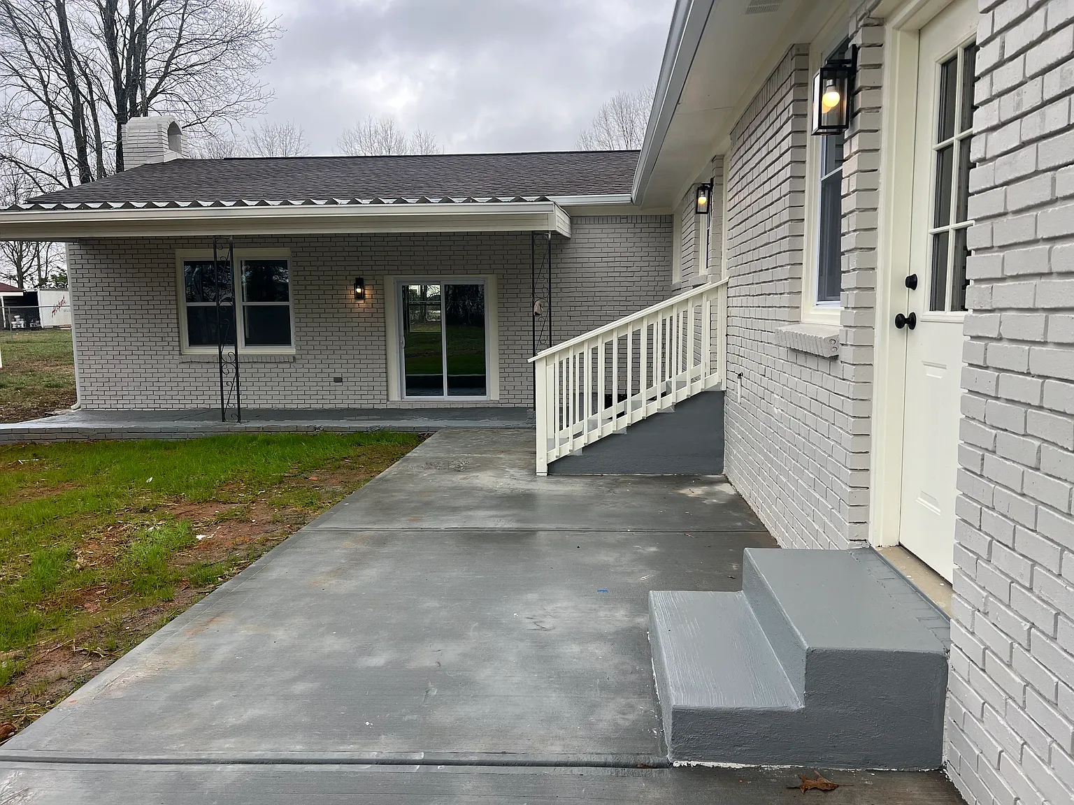 175 Moss Dr — Photo 2
