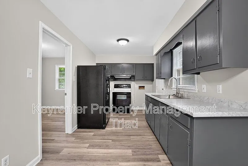 3 bed, 1.0 bath, 1025 sqft, $1,650 — Photo 2
