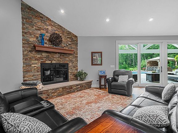 4th image of 586 Starflower Ln
