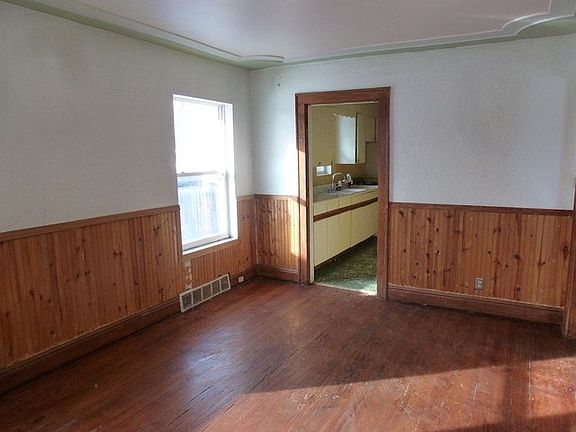 3rd image of 1040 E Galena Blvd