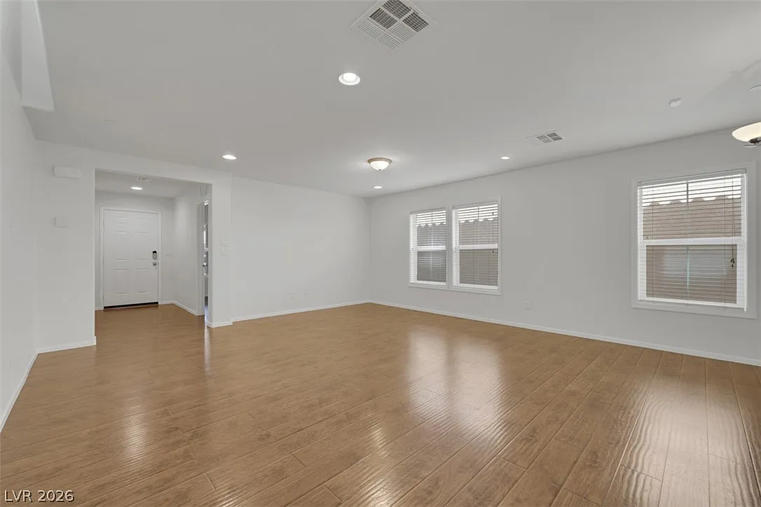 4 bed, 3.0 bath, 2364 sqft, $2,400 — Photo 4