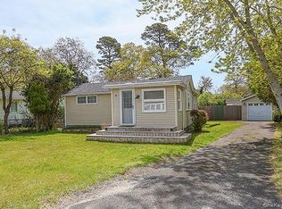 14 Lincoln Rd, Hampton Bays, NY 11946
