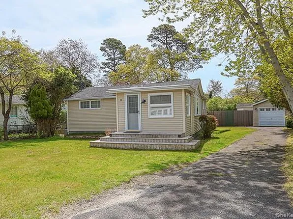 14 Lincoln Road, Hampton Bays, NY 11946