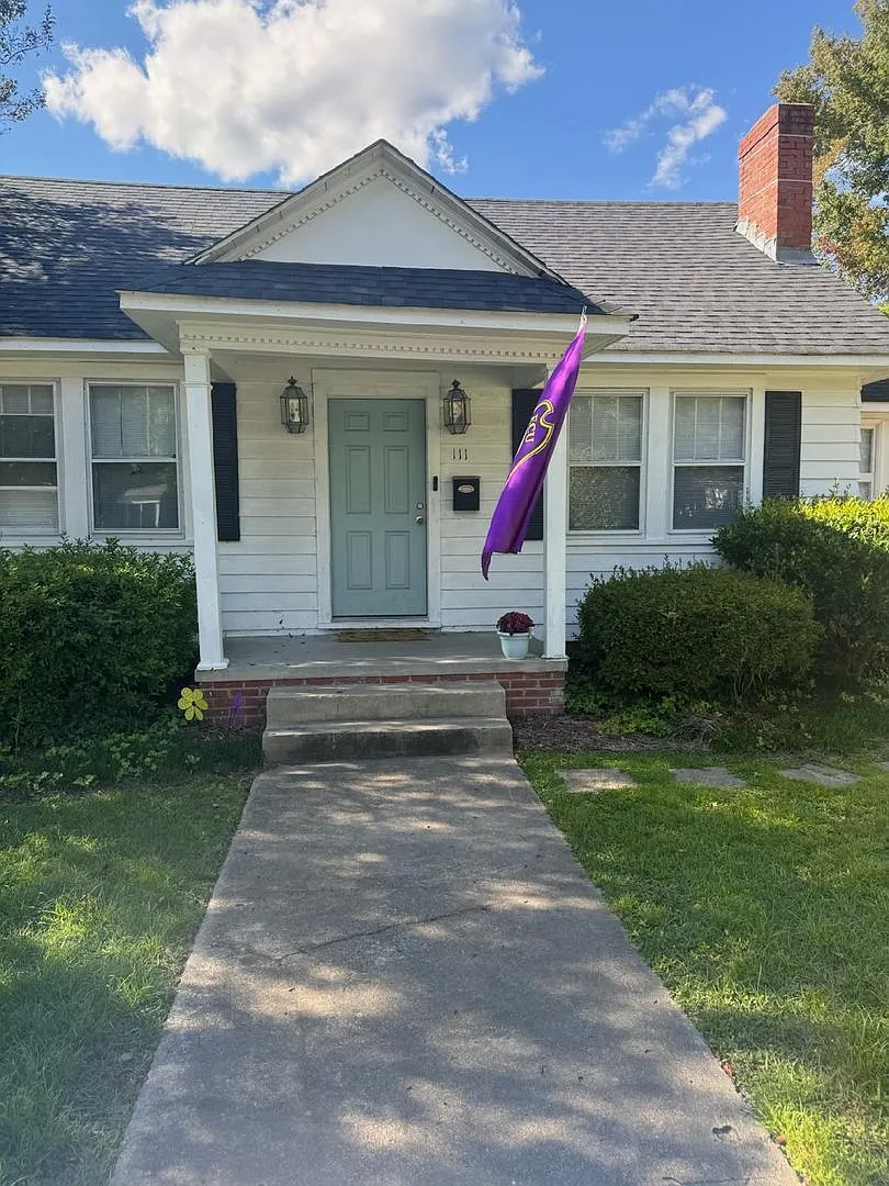 3 Bedroom, 2 Bath House in the Grid walking distance to ECU — Photo 1