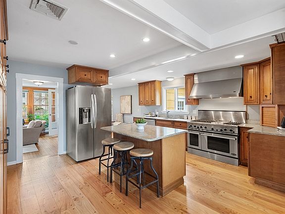 5th image of 6 Freemont St