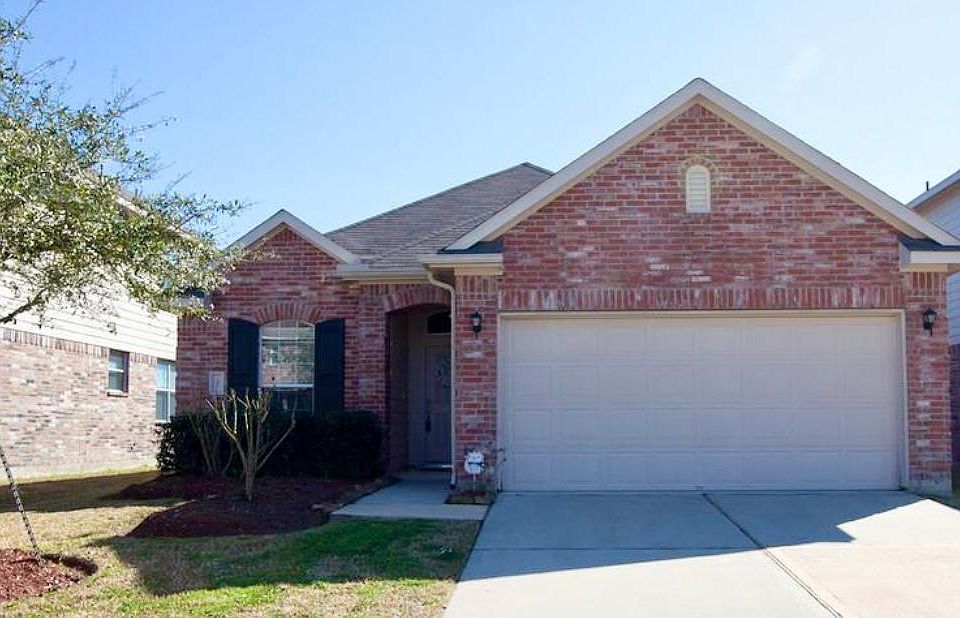 Beautiful meticulously maintained, and great curb appeal.3 Bedroom, 2 Bath with Beautiful Open Floor Plan, Large Living Room with Gas Fireplace, Covered Back Patio. Ceramic tile and wood flooring throughout most of the house.