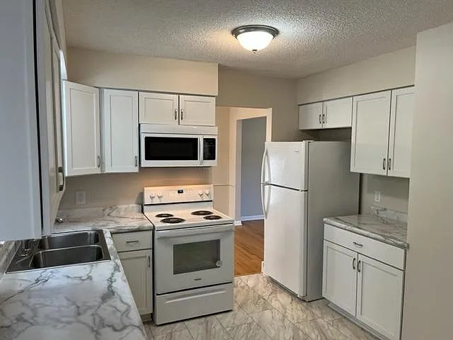 4 bed, 2.5 bath, 1876 sqft, $1,950 — Photo 4