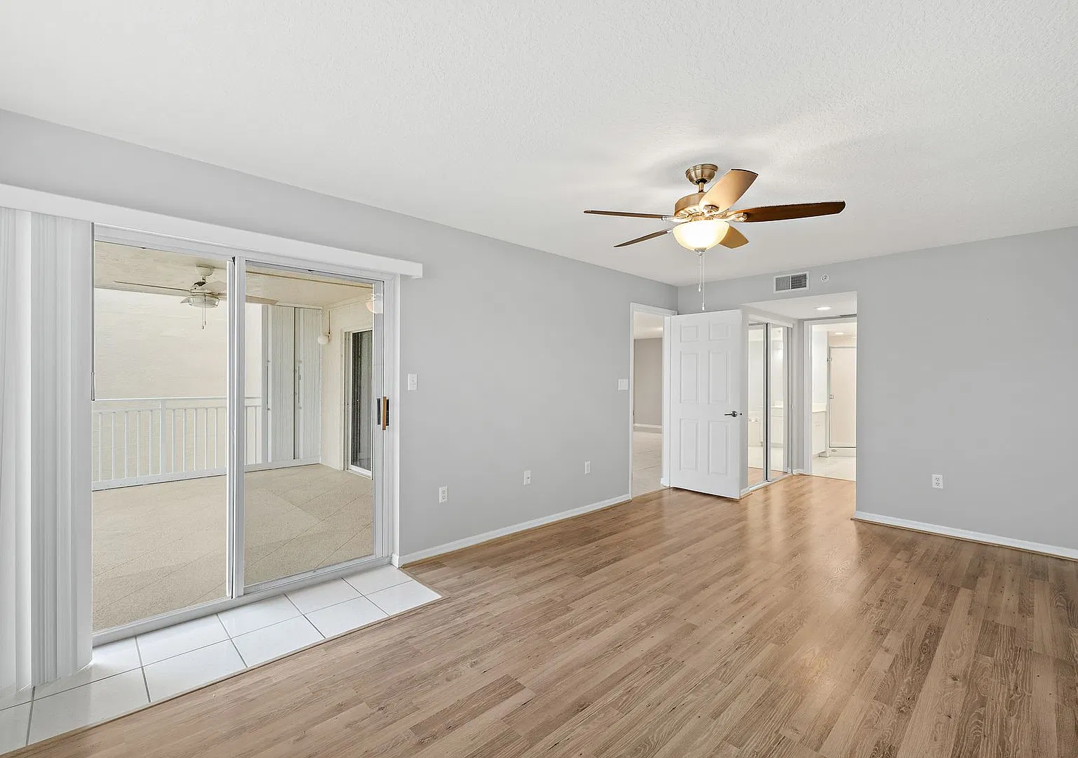 Executive oceanfront condo in gated community — Photo 4