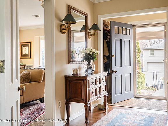 5th image of 937 Roxburgh Ave