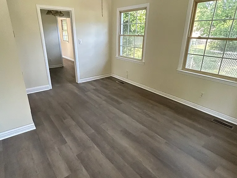 2805 Victory Dr — Photo 2