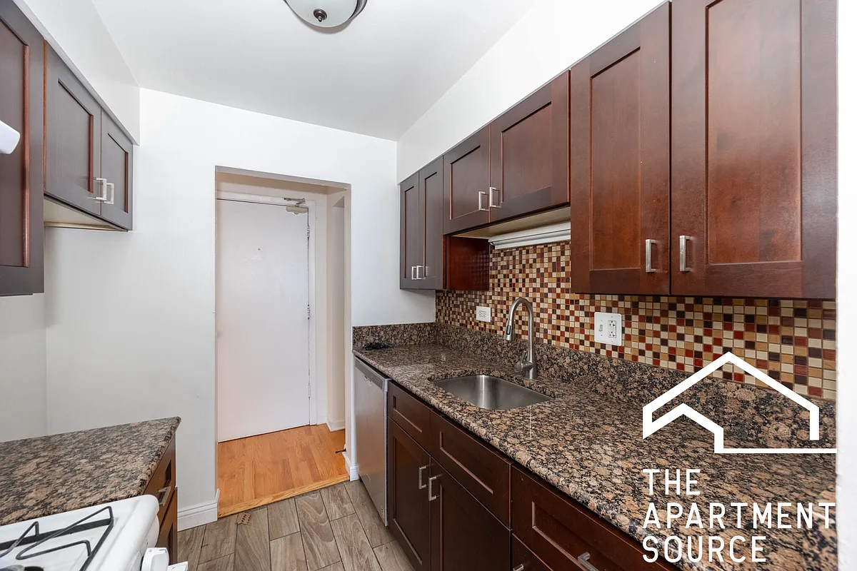 Building Photo - 3706 N Pine Grove Ave #3