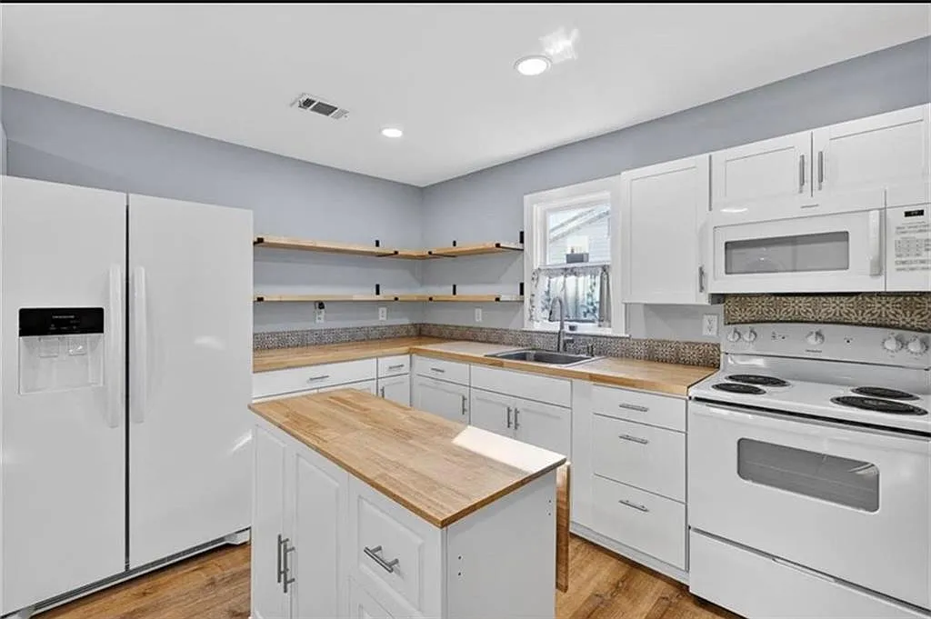 3 bed, 2.0 bath, 1780 sqft, $2,000 — Photo 2