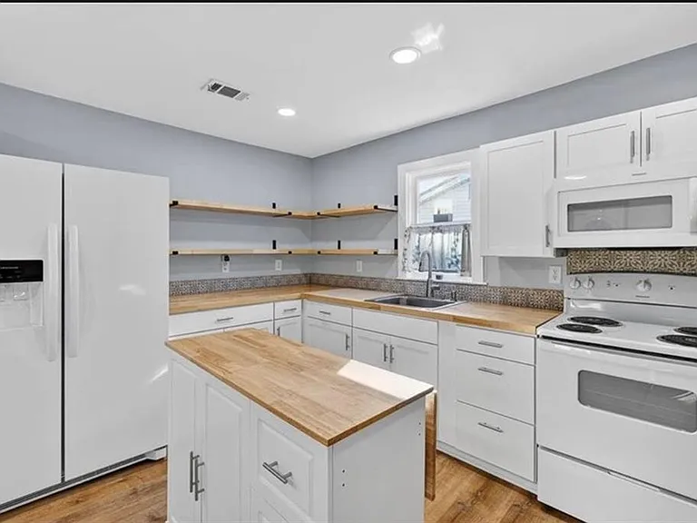 2329 Reynolds St — Photo 2