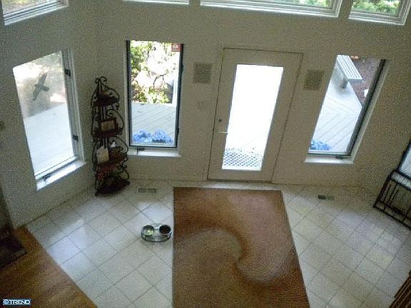 Foyer with great lighting!!