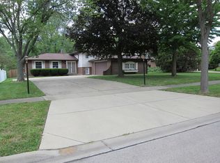 7820 Rohrer Dr, Downers Grove, IL 60516