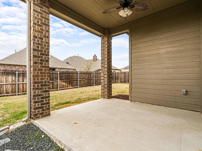 2104 Lake Cliff Dr — Photo 25