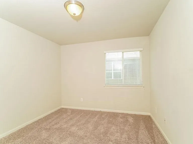 945 Cypress Ml — Photo 15