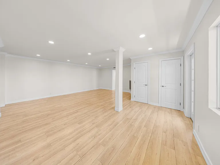 570 W Stocker St #216 — Photo 3