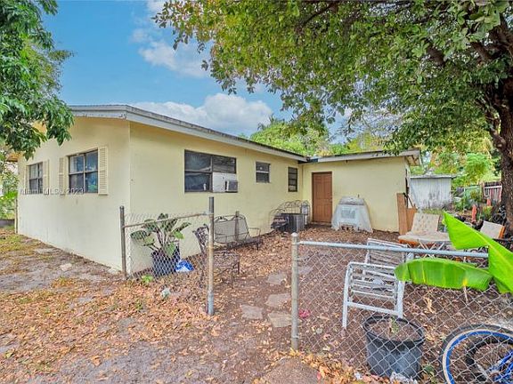 4th image of 319 NW 43rd St