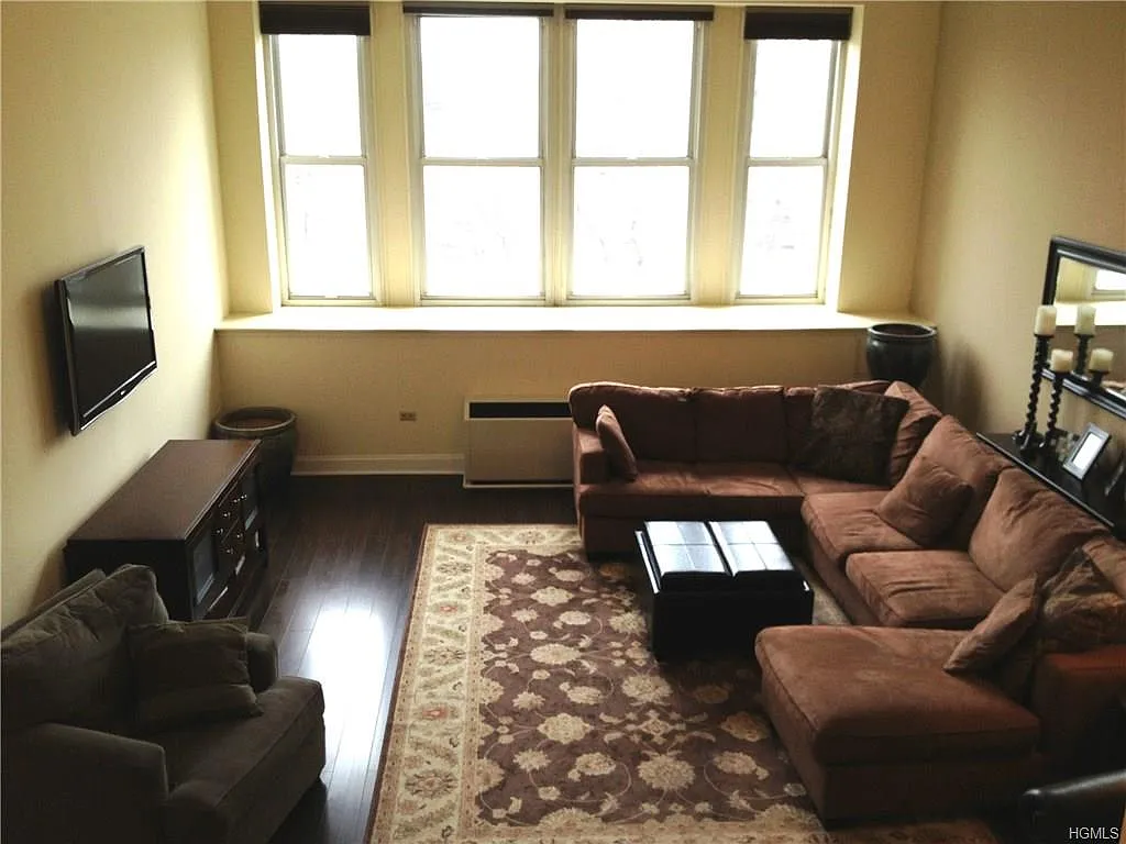 1 Landmark Sq APT 203 photo 1