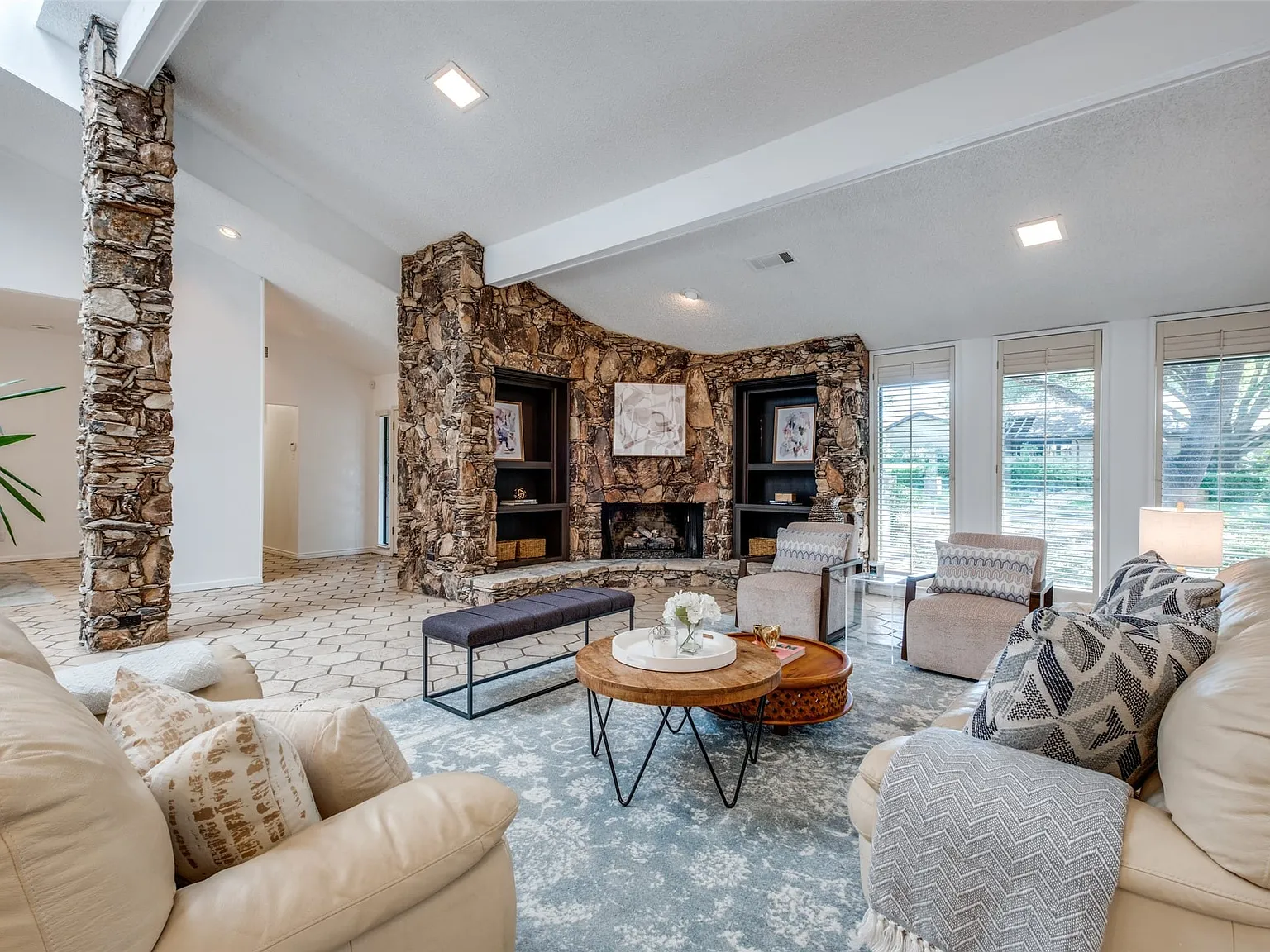4 bed, 3.0 bath, 3556 sqft, $5,700 — Photo 2