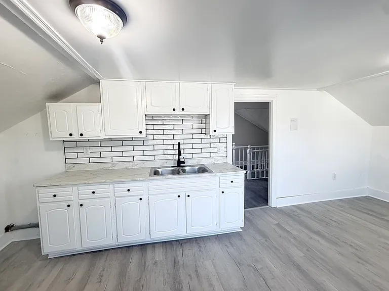 100 E Market St — Photo 5
