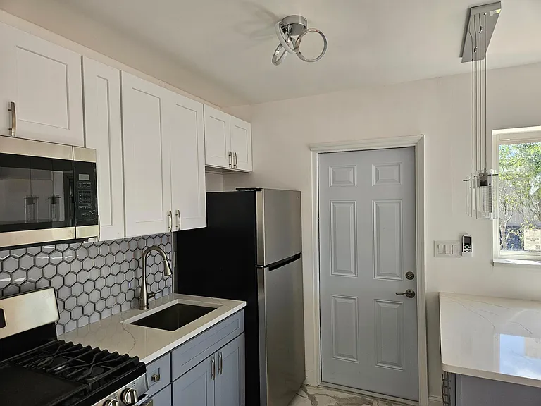 306 NE 6th St #2 — Photo 6
