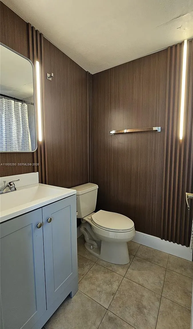 Alameda Tower Condo 4 — Photo 1