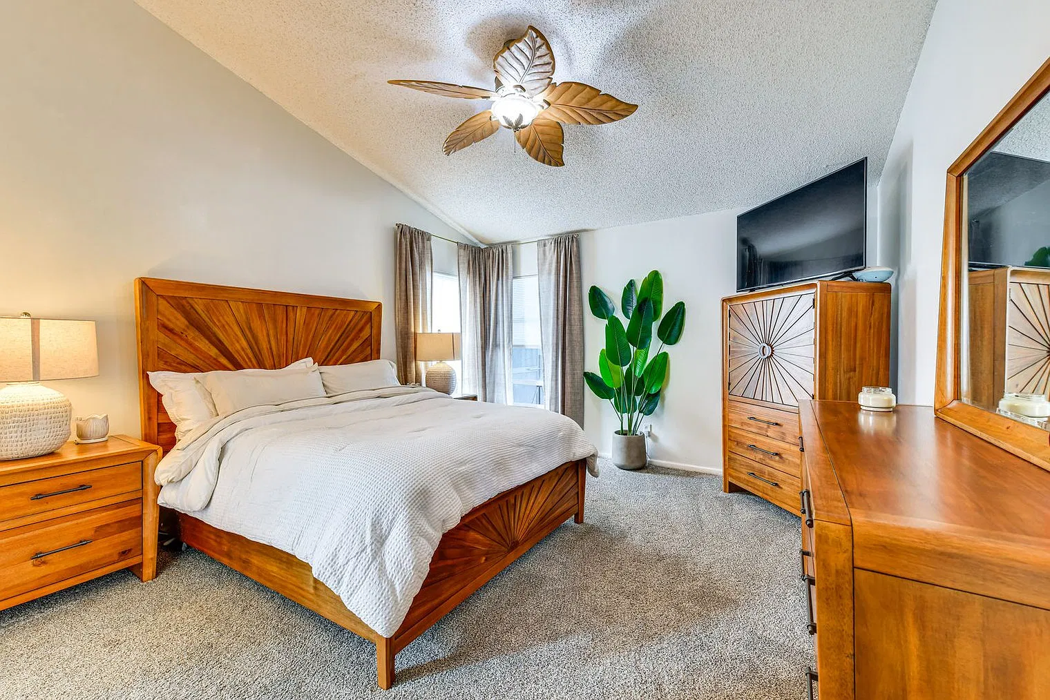 3 bed, 2.0 bath, 1593 sqft, $3,612 — Photo 4